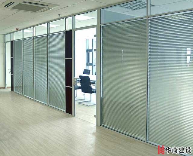 在广州办公室装修为什么流行玻璃隔断？